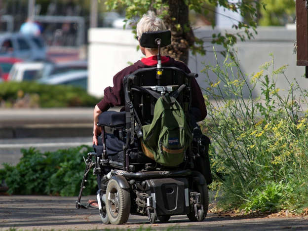 Kranker ALS Patient im elektrischen Rollstuhl